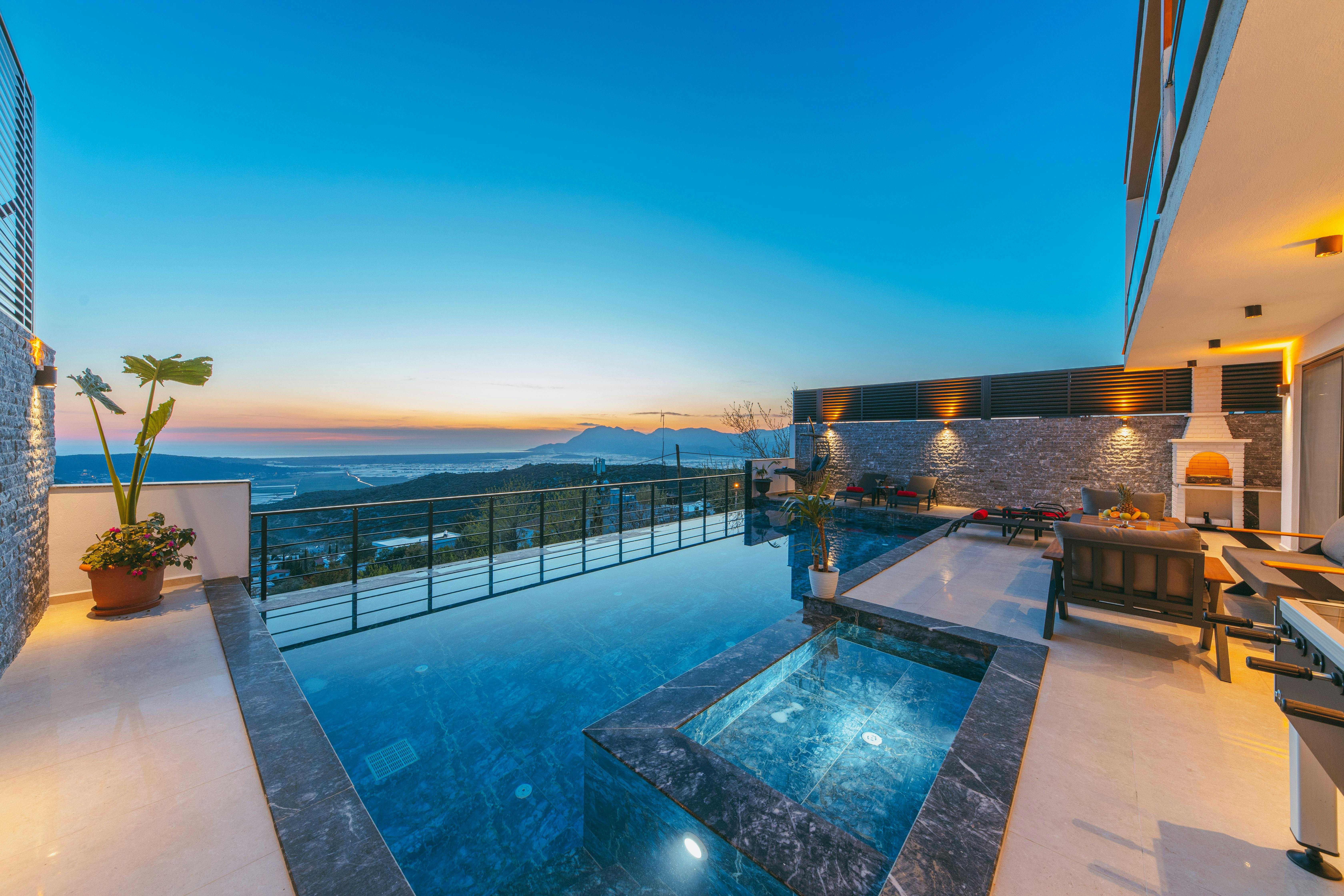 Visualizzazione del progetto: villa con piscina al tramonto
