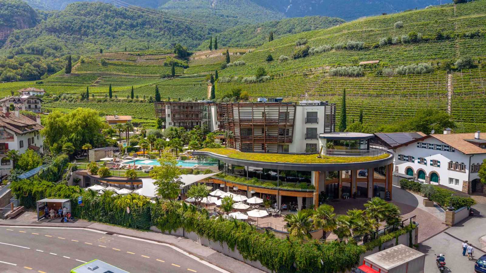Il resort visto dall'alto, tra i vigneti